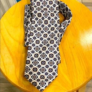 Suitsupply necktie- white w/blue & beige minarets
